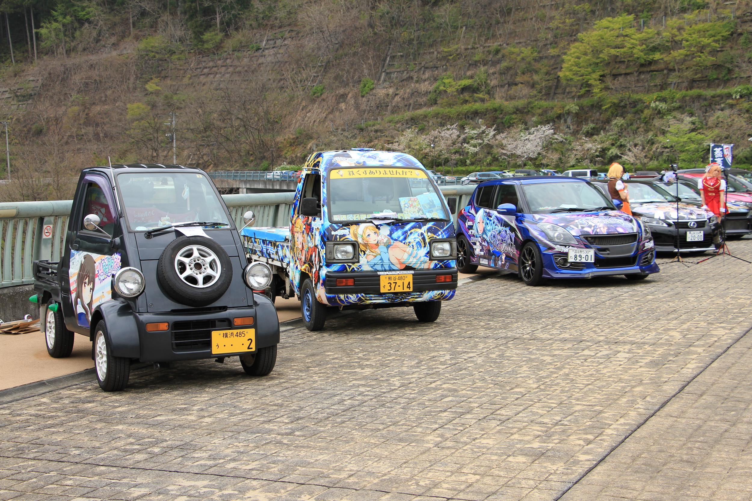 進撃の浦山ダム 痛車とコスプレイヤーが秩父 浦山ダムに集結 秩父新報